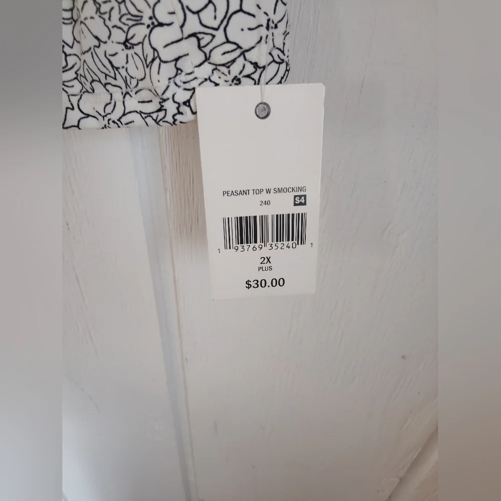NWT!! Ophlia Roe, Chic V-Neck Floral Blouse. Size 2X - Picture 4 of 8
